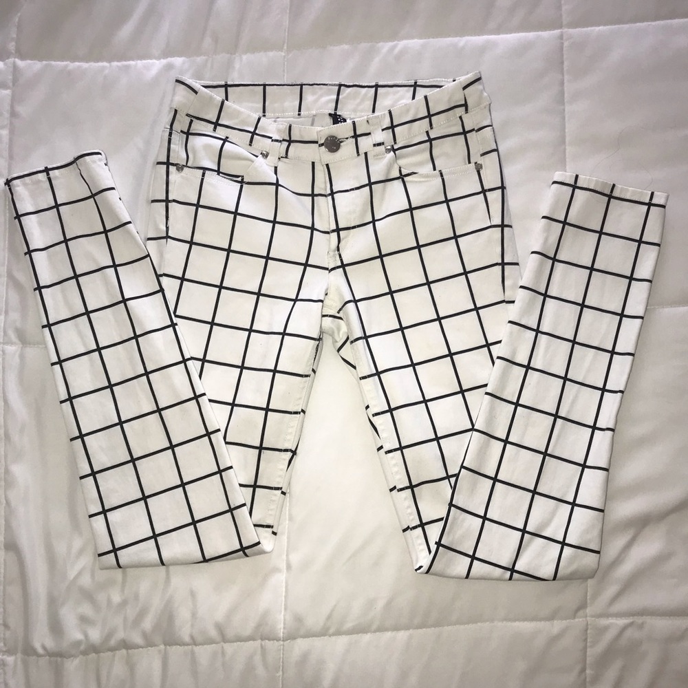 ⭐️ Black and White Patterned Skinny Jeans